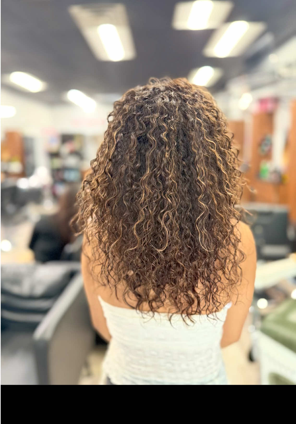 Reflejos dorados  Me encanta como se ven el pelo colocho  #hairstyle #haircurls #balayage #balayagehighlights 