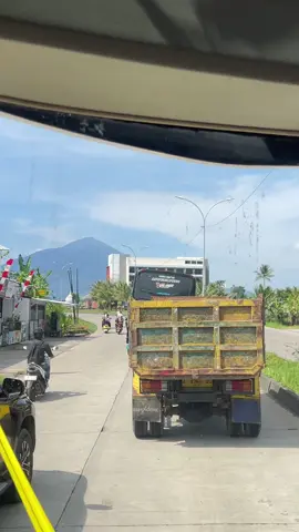 fokus ke gunungnya aja, gunungnya bagus😭