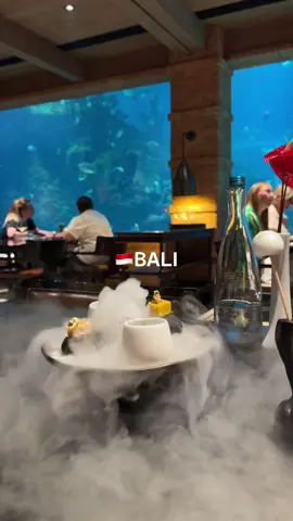 Koral: Bali’s First Aquarium Restaurant Makanan lezat, pemandangan indah. Tempat yang sangat istimewa di Bali. 素敵な料理、素晴らしい景色。ここはバリよの中でも特別な場所 Great food, great views. This is a very special place in Bali yo! #Bali #kempinskibali #koral #バリ島 