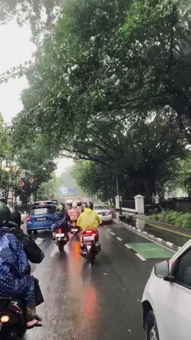 syahdunya bandung ketika hujan #bandung #foryoupage 