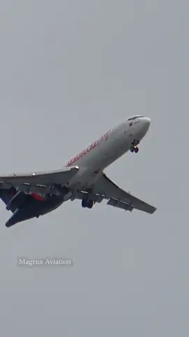 What happened here?  Que pasó aquí ? 🧐  Boeing 727 de aerosucre despegando de Bogotá  ✈️ Boeing 727-200F Aerosucre Colombia @aero.sucre  Reg: HK-5216 Ruta: Bogotá - Panama City  📆Sept 2025 📍 Bogotá  #aerosucre #boeing727 #magruxaviation #boeing727200 #boeing727200f        