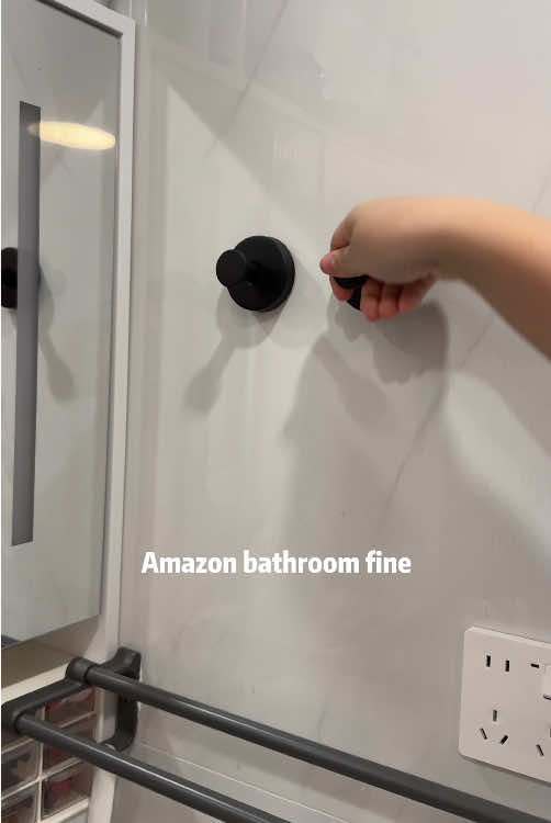 Say goodbye to towels on the floor! 🛁✨ These stylish TIKTOK suction hooks are a must-have, stylish, easy to install, and removable! Perfect for hanging towels and body sponges. 🚿 #bathroom #homehacks #homefinds #organizedhome #organizationhacks 