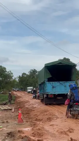 Kondisi jalan mentubang Desa Harapan Mulia, Sukadana, pada Sabtu (13/09/2025). Tampak sejumlah pengendara sedang antri dikarenakan jalan sangat licin. Diharapkan kepada pengendara yang melewati jalan poros tersebut agar berhati-hati. . . . sc, Istimewa #jalanprovinsi #jalanporos #kayongutara #kalimantanbarat #sukadana 