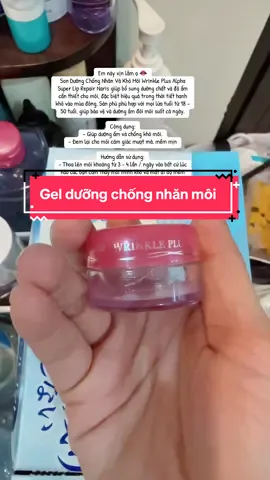 Em này xịn lắm ạ 👄 Son Dưỡng Chống Nhăn Và Khô Môi Wrinkle Plus Alpha Super Lip Repair Naris giúp bổ sung dưỡng chất và độ ẩm cần thiết cho môi, đặc biệt hiệu quả trong thời tiết hanh khô vào mùa đông. Sản phù phù hợp với mọi lứa tuổi từ 18 – 50 tuổi, giúp bảo vệ và dưỡng ẩm đôi môi suốt cả ngày. Công dụng: - Giúp dưỡng ẩm và chống khô môi. - Đem lại cho môi cảm giác mượt mà, mềm mịt. Hướng dẫn sử dụng: - Thoa lên môi khoảng từ 3 – 4 lần / ngày vào bất cứ lúc nào các bạn cảm thấy môi mình khô và mất đi độ mềm mượt cần thiết. #goclamdep #chamdatainha #duongmoi #moikho #naris 