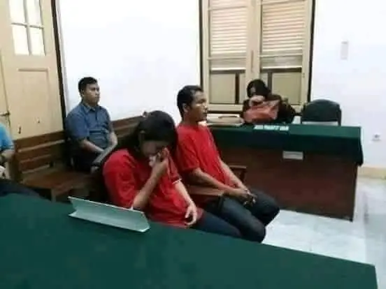 ISTRI_GUGAT_CERAI_SUAMI HAKIM : Sampean wes mantep pingin pisahan karo bojo ? MARYATUN : Sampun pak hakim HAKIM : Nggak nyesel ?? MARYATUN : Mboten pak, kulo sampun mboten kiat nglakoni. sinten sing kiat rumah tangga menawi saben dinten bojo kluyuran teng Diskotik, blusukan teng dugeman, lan dateng hotel pak hakim... HAKIM : Lha bojomu opo seneng mabuk2an ?? MARYATUN : Mboten pak hakim HAKIM : Opo bojomu seneng dugem ?? clubing ??? utowo maen wedok an ?? MARYATUN : Mboten pak hakim HAKIM : Lha trs opo'o bojomu kok nang dugeman diskotik gunu iku ??? MARYATUN : Madosi kulo pak hakim. Kulo kan isin kalih konco2 lan langganan sing mbooking kulo......... KLOTAAKK........... !!!!!  (Palune hakim disawatno neng ndhias e MARYATUN) Ancene koen dewe seng ediiiaaaan .........Tun...!!!!!! MARYATUN....!!!! Kurang sajen!!!!😂😅😅😅  Sing Salah Sopo Nek Ngeneki ? #beritaviral  #kontenviral  #fyp  #pengikut 