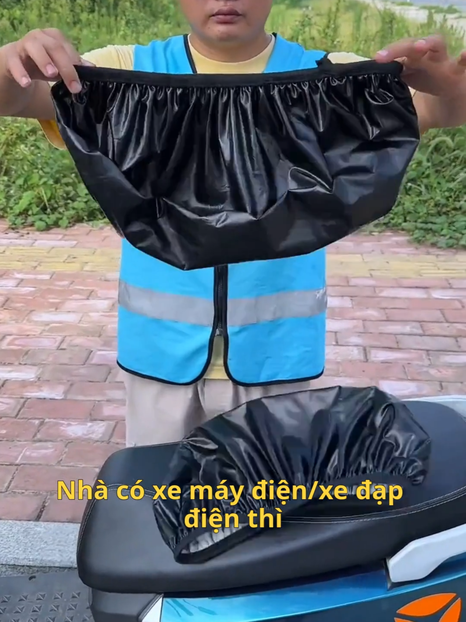 Đặt lớp vỏ bảo vệ da này lên ghế xe điện, nó chống nước, chống nắng, chống trầy xước và chống mài mòn, bạn sẽ không còn lo lắng ghế bị nắng nứt hoặc bóc lớp nữa!