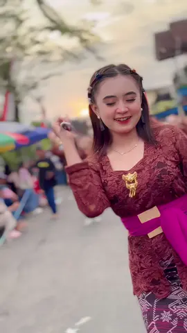 Gadis kebaya cantik asyik bolo #dance #karnaval #karnavalsoundsystem #fyp 