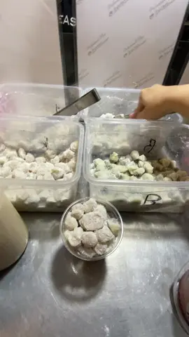 Siapin pesanan offline kak puput #esmochi #strawberryearlgrey #mochifuku #kulinertendasunter #mochiviral 