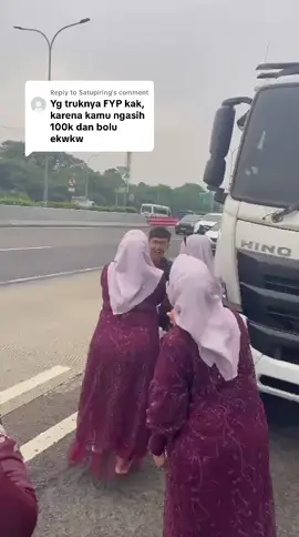 Replying to @Satupiring  ini dia yg orang baik bantuin aku dan tante2 ku pecah ban ditoll. Isi mobil cewe semua, ga ngerti mobil sama sekali😂 lagi nyari nomor pjr tiba2 ada mobil truck berhenti dibelakang, sekali lagi terimakasih banyak orang baik 🙏🏻🙏🏻