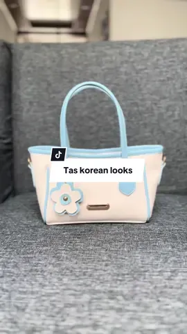 Tas batara slingbag by haruka di desain lucu dengan gantungan bunga di depannya🫶🏻🩵🪞 #taswanita #tascantik #tasmurahberkualitas #belilokal #taskoreanstyle 