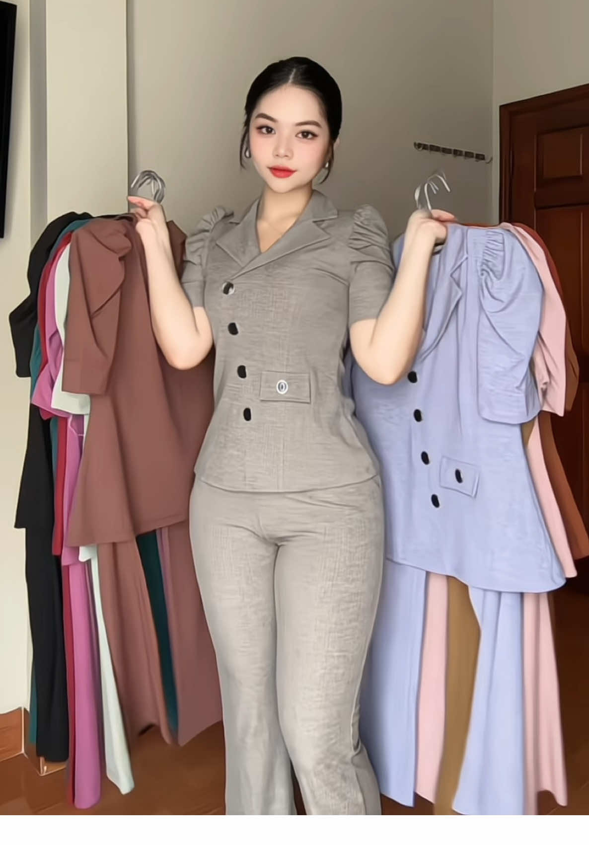 ✨SET BỘ GẤM NHẬT CỔ VEST - MẶC LÀ MÊ, LÊN DÁNG CỰC CHUẨN✨ 🌿 Chất vải gấm nhật cao cấp – co giãn 4 chiều, mềm mịn và cực kỳ thoáng mát. Không lo bí bách hay nóng nực, dù là những ngày hè oi ả nhất. 👗 Form ống suông chuẩn dáng, tôn lên đường nét cơ thể nhưng vẫn tạo cảm giác thoải mái, dễ chịu. Dễ mặc, dễ phối – không kén dáng, không kén tuổi. 📏 Size freesize từ 45 - 70kg, phù hợp với nhiều vóc dáng và độ tuổi. Từ các cô nàng trẻ trung năng động cho đến các mẹ trung niên thanh lịch, đều có thể tự tin diện đẹp. 🏡 Mặc nhà nhẹ nhàng – Đi chơi vẫn sang xịn – Dự tiệc vẫn nổi bật. Một item đa năng bạn không thể thiếu trong tủ đồ! 🎨 Màu sắc nhã nhặn – dễ phối phụ kiện, giày dép, túi xách. Dù đơn giản nhưng vẫn đủ nổi bật để thu hút mọi ánh nhìn #xuongdobothanhngoc #dobochome #dobotrungnien #thoitrangtrungnien #dobomacnha  @Xưởng Đồ Bộ Thanh Ngọc 