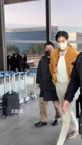 ✈️🇰🇷➡️🇨🇳Lee minho(이민호 )  heading to Shanghai 🧡💛#leeminho #minho #shanghai #fypツ #leeminho_official 
