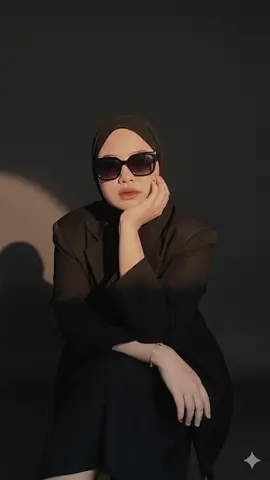 Cara edit bikin foto gemini ai .  1. Masuk ke aplikasi google gemini ai  2. Lalu tekan tanda ( + )  3. Masukan foto yang ada di galeri 4. Salin prompt nya edit foto ini menjadi duduk santai di studio foto dengan pantulan cahaya senja. Ia mengenakan outfit serba hitam . Blazer oversize dan rok hitam , memakai kacamata hitam .  #tutorial #gemini #geminiai #viral #fyp 