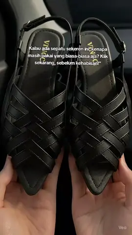 Kalau ada sepatu sekeren ini, kenapa masih pakai yang biasa-biasa aja? Klik sekarang, sebelum kehabisan!
