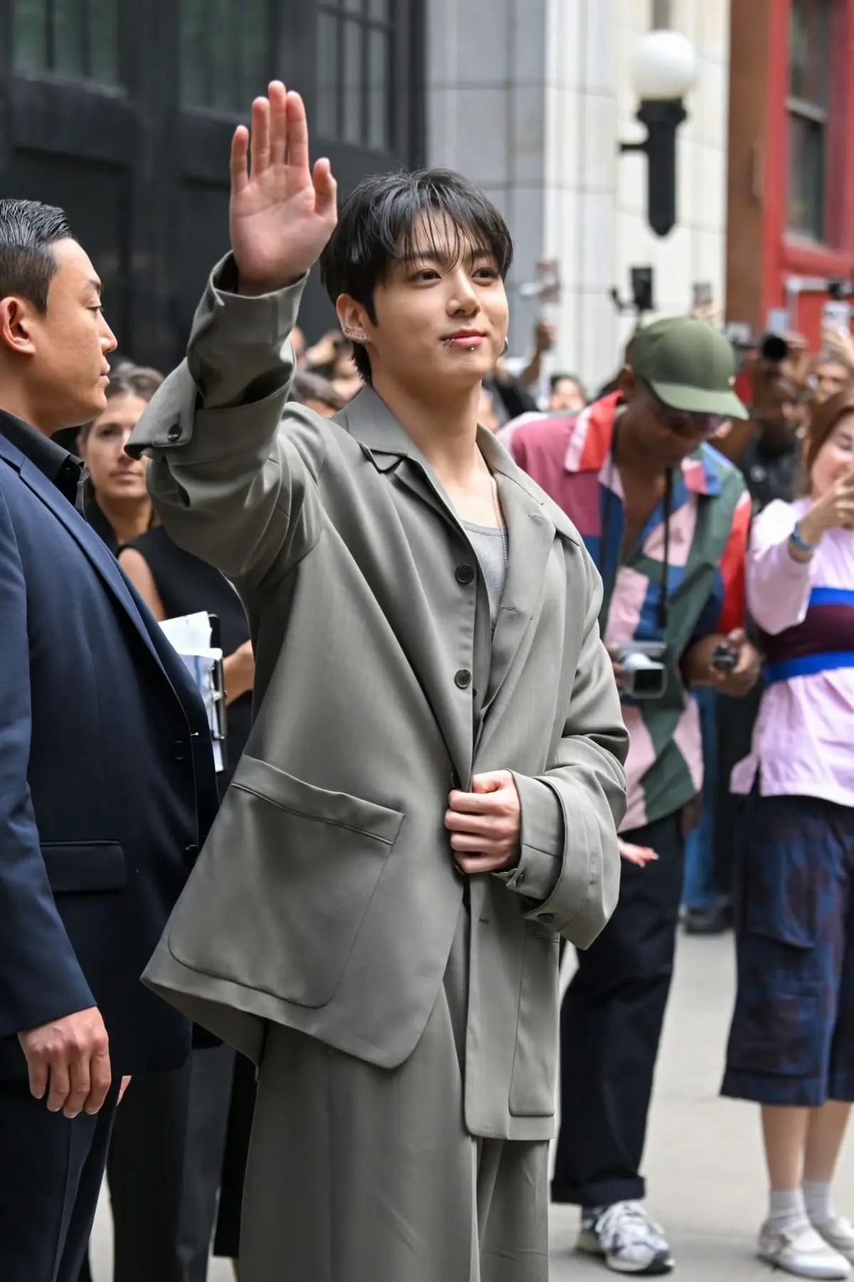 #BTS 柾國 #JungKook 驚喜出席 #CalvinKlein 2026 春夏大秀！穿著簡約的休閒感灰綠西裝套裝，擋不住他的俊美氣質，也瞬間點燃紐約時裝週的氣氛。 #NYFW 