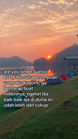 Mengagumi seseorang yang sulit digapai adalah perjalanan sunyi yang dipenuhi dengan harapan kecil dan kenyataan pahit. la seperti memandang bintang di langit malam- indah, bercahaya, namun terlalu jauh untuk disentuh. Ada jarak yang membentang, entah itu karena perbedaan status, dunia yang tak sama, atau sekadar kenyataan bahwa kamu dan dia berjalan di dua jalur yang tak pernah bersinggungan. Kamu mengaguminya dalam setiap detail kecil: caranya tersenyum, bagaimana ia berbicara dengan penuh percaya diri, atau mungkin caranya membawa energi positif ke sekelilingnya. Tapi di balik semua kekaguman itu, ada kesadaran bahwa kamu hanya penonton dalam kisahnya. Kamu tahu bahwa tak peduli seberapa keras kamu berusaha, ada dinding tak kasat mata yang memisahkan kalian. Rasanya menyakitkan, namun di saat yang sama, ada kehangatan di dalamnya. Karena meskipun sulit digapai, keberadaannya mampu membuat harimu lebih berwarna. Setiap interaksi kecil, tatapan singkat, atau bahkan sekadar melihatnya dari kejauhan sudah cukup untuk membuat hatimu berdebar dan senyum kecil terukir di wajahmu. Namun, pada akhirnya, kita harus jujur pada diri sendiri-bahwa beberapa hal memang hanya bisa dikagumi, bukan dimiliki. Mengagumi yang sulit digapai bukan berarti menyerah, tetapi tentang memahami batasan dan menerima kenyataan. Kita belajar untuk bersyukur atas perasaan yang pernah hadir, tanpa berharap lebih dari apa yang seharusnya. Karena kadang, cinta yang paling tulus adalah cinta yang tahu kapan harus berhenti mengejar. Dan meskipun namamu tak pernah bersanding dengan namanya, rasa kagum itu akan tetap tinggal, diam-diam, disudut hati paling dalam😁#xybca #sad #beranda #fypシ゚ #fyppppppppppppppppppppppp 