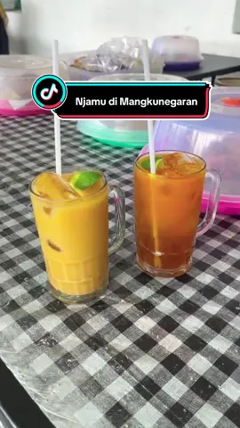 ES BERAS KENCUR NDELIK DI MANGKUNEGARAN✨ . . Disini menu nasi sayurnya lengkap, aneka lauk dan gorenganya juga nikmat.  📍 Warung Beras Kencur Bu Hadi  🛵 Pamedan Pura Mangkunegaran Solo . #solodelicious #kulinersolo #esberaskencur 