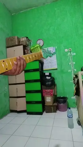 kamar kos sebelum di huni alvi dan tiara kalo ada yang tanya kok tetangganya tidak dengar ???  posisi kamar ini memang kedap suara kalo dari atas.  kayak video ini aku ambil jam setengah 9 malam dulu juga aman aman aja kak. soalnya sebelum aktivitas yang berisik kayak gini pasti aku turun dulu keluar dari kamar. aku dengerin dari luar dulu, mengganggu tetangga ku atau tidak. tapi memang dari bawah luar kamar ga kedengeran. 