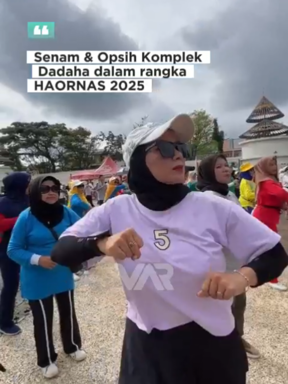 Dadaha (12/9/2025) - Suasana Komplek Dadaha pagi ini penuh energi. Warga lintas usia ikut Senam Bersama dan Opsih dalam rangka Hari Olahraga Nasional (HAORNAS) ke-42. Hadir langsung Wali Kota Tasikmalaya, Kang Viman Alfarizi, bersama Forkopimda dan komunitas olahraga. Dengan tema nasional “Olahraga Satukan Kita”, kegiatan ini jadi bukti nyata komitmen membangun kota yang sehat dan bersih. 📌 Senam massal mendukung program prioritas Tasik Gemas, sementara Opsih menguatkan Tasik Resik sebagai simbol kepedulian menjaga ruang publik. “Olahraga adalah investasi masa depan. Masyarakat sehat melahirkan generasi kuat, dan generasi kuat mengantarkan kita menuju Indonesia Emas 2045,” - Wali Kota Viman. Ia juga kembali mengajak warga Tasik untuk konsisten dengan gerakan #BiasainPagi , membiasakan olahraga dan aktivitas sehat agar hidup lebih bugar, produktif, dan bahagia. #HAORNASke-42 #SenamdanOpsihDadaha #KotaTasikmalaya #PemkotTasikmalaya      