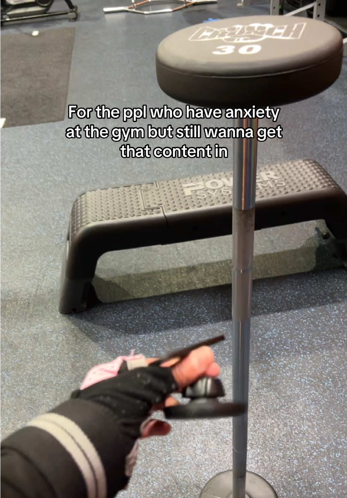 Best invention ever ngl #tiktokshopcreatorpicks #tiktokshoprestock #phoneholder #magnetphoneholder #gymequipment 