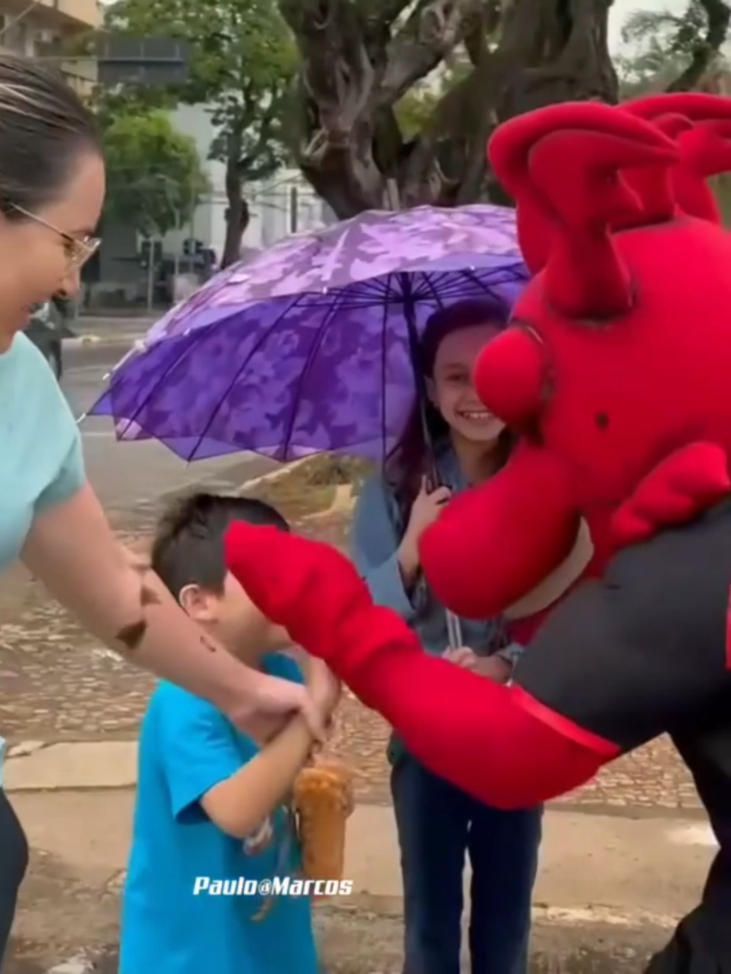 Não se fala da nossa Goiânia! 🌆❤️🐉 Nossa Goiânia é a terra do sertanejo 🎤🎶, do povo trabalhador 💪👷‍♂️, honesto e de coração gigante 💛. É um povo que cresceu junto com o Dragão 🐲, vivendo cada vitória 🏆, cada emoção 😍 e cada momento inesquecível ao lado do Atlético Clube Goianiense. E não dá para esquecer das nossas delícias 😋: pequi, pamonha 🌽, empadão goiano 🥧, e tantas outras comidas típicas que fazem nossa terra ser única 🍴✨. Sem falar nas nossas festas 🎉🎊, tradições culturais 🎭 e na religiosidade 🙏 que move tanta gente de fé e esperança. Assim como Goiânia, o Dragão é família, é união 🤝, é paixão que cresce e se fortalece a cada dia 💥. Juntos, cidade e clube se tornaram referência no Centro-Oeste, mostrando que trabalho, dedicação e amor de verdade fazem história 🌟🐲. Goiânia e Atlético: crescendo lado a lado, para sempre grandes! 💛🔥 Texto: Paulo Marcos Dragolino 🐉✍️ #AtléticoGoianiense #DragãoDoBrasil #Goiânia #Sertanejo #ComidaTípica #Festas #Religiosidade #OrgulhoGoiano #CentroOeste #FamíliaDragão #PaixãoAtleticana #HistóriaDoDragão