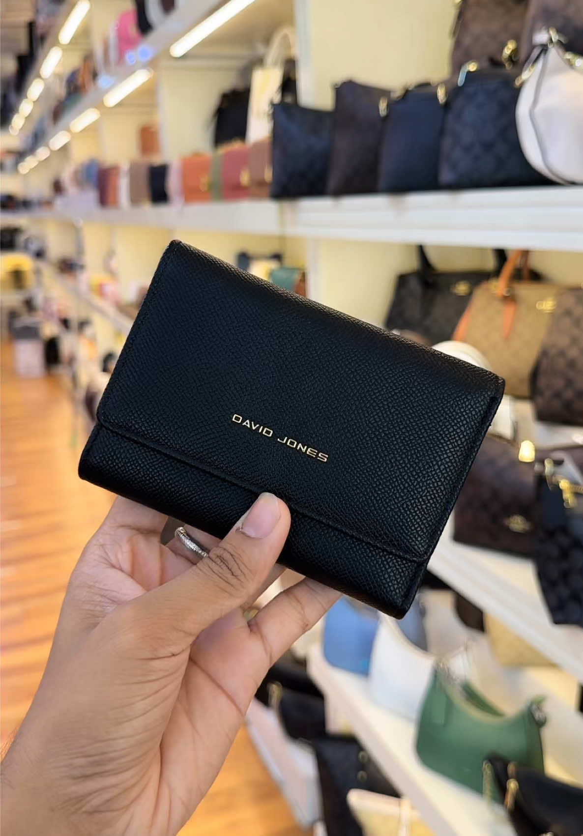 အရမ်းလှသော DJ mini wallet လေး အသစ်ရောက်ကွယ်🥺🖤 Viber 0️⃣9️⃣7️⃣6️⃣4️⃣4️⃣3️⃣1️⃣6️⃣8️⃣0️⃣ နဲ့ Fb page မှာသာ ဆက်သွယ်မှာယူပေးပါ🖤 #bagshop #the_bag_collections_by_yarzar #mandalay #fyp #bagshopping  