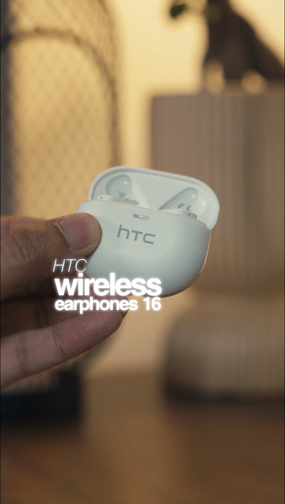 Korang dah boleh bercakap 135 bahasa lepas ni, nanti jangan lupa bahasa melayu pulak eh. #HTC #htcearphone #aiearbuds #translate 