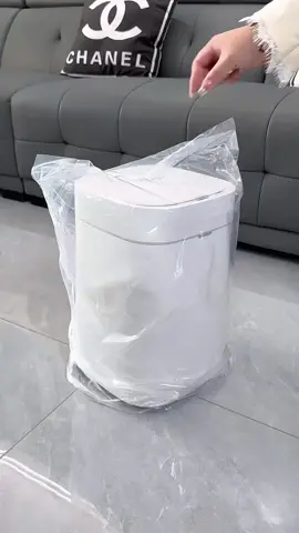 🧼 Hygienic Living Starts with This Smart Trash Can 💯 🤖 Automatic sensor lid → 100% touch-free 🚫 Blocks odors & eliminates flying insects ✨ Pure white minimalist aesthetic 🏠 Perfect fit for any room in your home 🙌 Hygienic, modern, and super convenient #SmartHome #TrashCan #HomeEssentials #MinimalistDesign #HomeHacks #Shorts