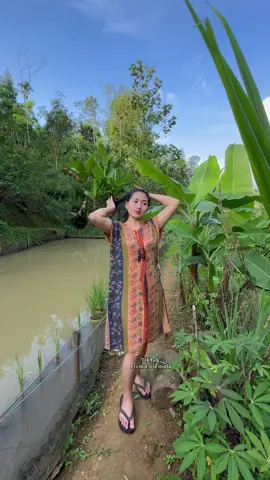 Ngaleresken hela rambut baraya #rismanirmalasari #gadisdesa #suasanapedesaan #suasanakampung #pedesaan 