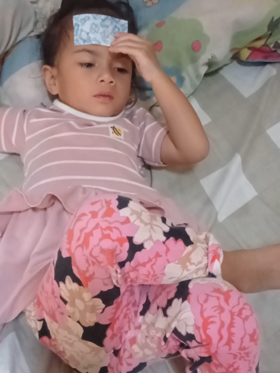 Pagi bangun tidur masih aman, agak siang kok mulai rewel,badan mulai anget. Saran dong harus gimana enaknya,anak saya jarang sakit soalnya. #demam #anaksakit #fyp #pejuangbbanak  #parentinghacks 