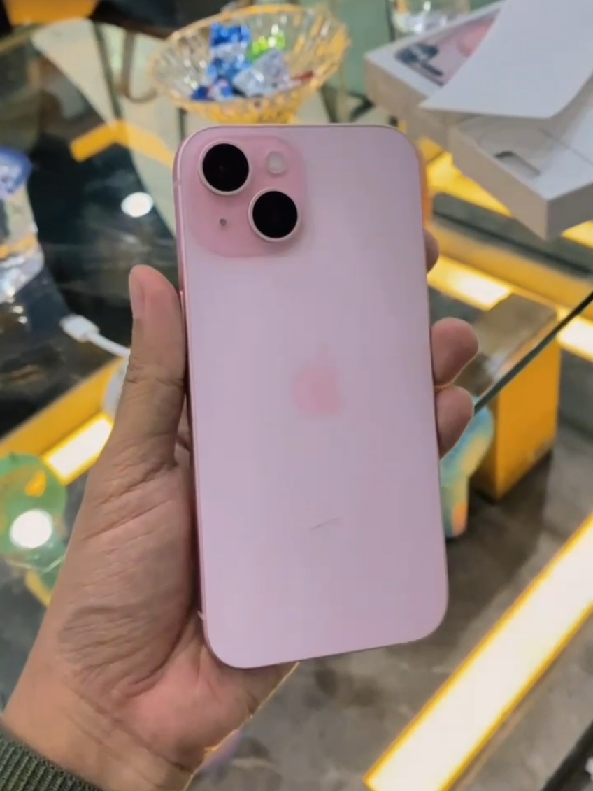 ✨📱 iPhone 15 hadir dengan desain elegan & performa super cepat! 🚀 Kamera jernih, layar memukau, baterai tahan lama 🔥 Saatnya upgrade gaya & teknologi kamu bareng iPhone 15 ✨ 👉 Ready stock, jangan sampai kehabisan! #iPhone15 #Apple #SmartphonePremium #UpgradeNow