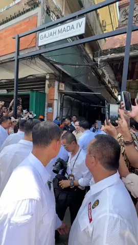 Setelah meninjau kawasan Pasar Badung, Bapak Presiden Prabowo Subianto kembali melanjutkan agendanya dengan bergerak menuju posko bencana alam di wilayah Denpasar. Di posko tersebut, Presiden dijadwalkan untuk meninjau proses penanganan darurat, memastikan distribusi bantuan berjalan lancar, serta memberikan dukungan moral bagi para relawan dan masyarakat terdampak. #prabowo #viral #fyp #bali #bencanaalam 