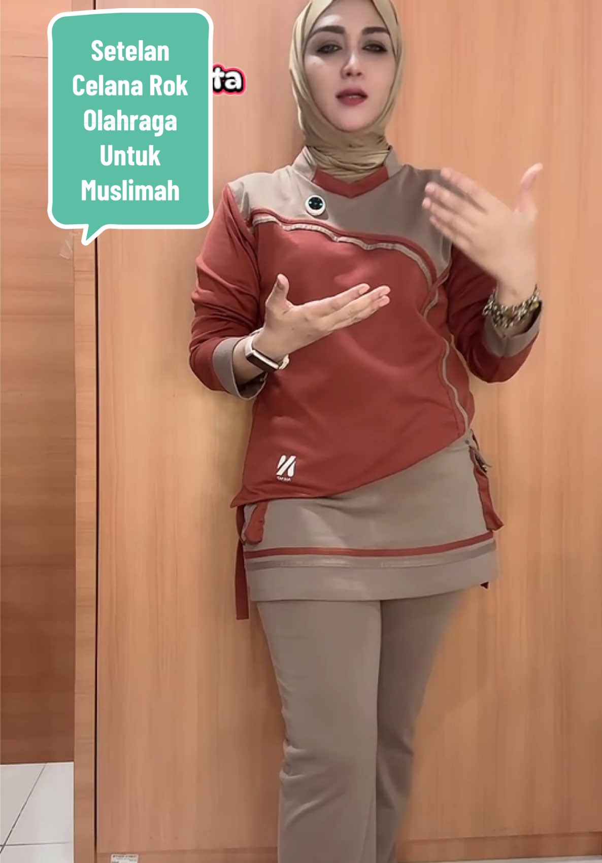 Setelan celana rok olahraga untuk muslimah. Atasan lengan panjang dan celana training yg dijahit menyatu dengan roknya. Bahan kaos paragon tebal, stretch/ melar. Size L-XXXL ( bb 40-85 kg ). Bingung pilih ukuran? Ketik bb di kolom komentar. Klik keranjang kuning, order segera. #setcelanarokolahraga #bajusenamjogginggowes #tiktoklive #livehighlights  #septalilyana 