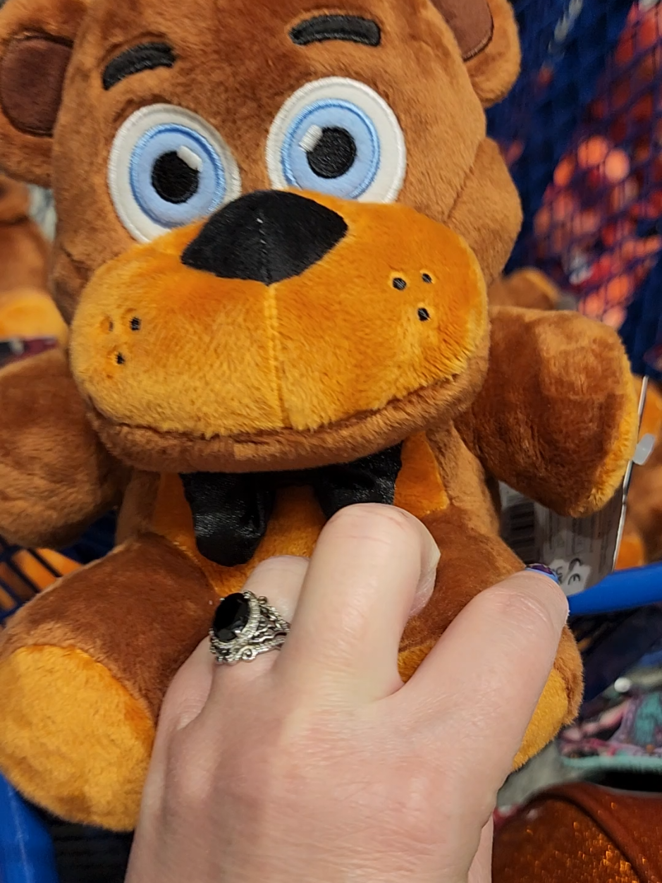 Five Nights at Freddy’s plush drop at HHN Orlando! #horrorhappenings #foryoupage  #fivenightsatfreddys #hhnorlando #fnaf 
