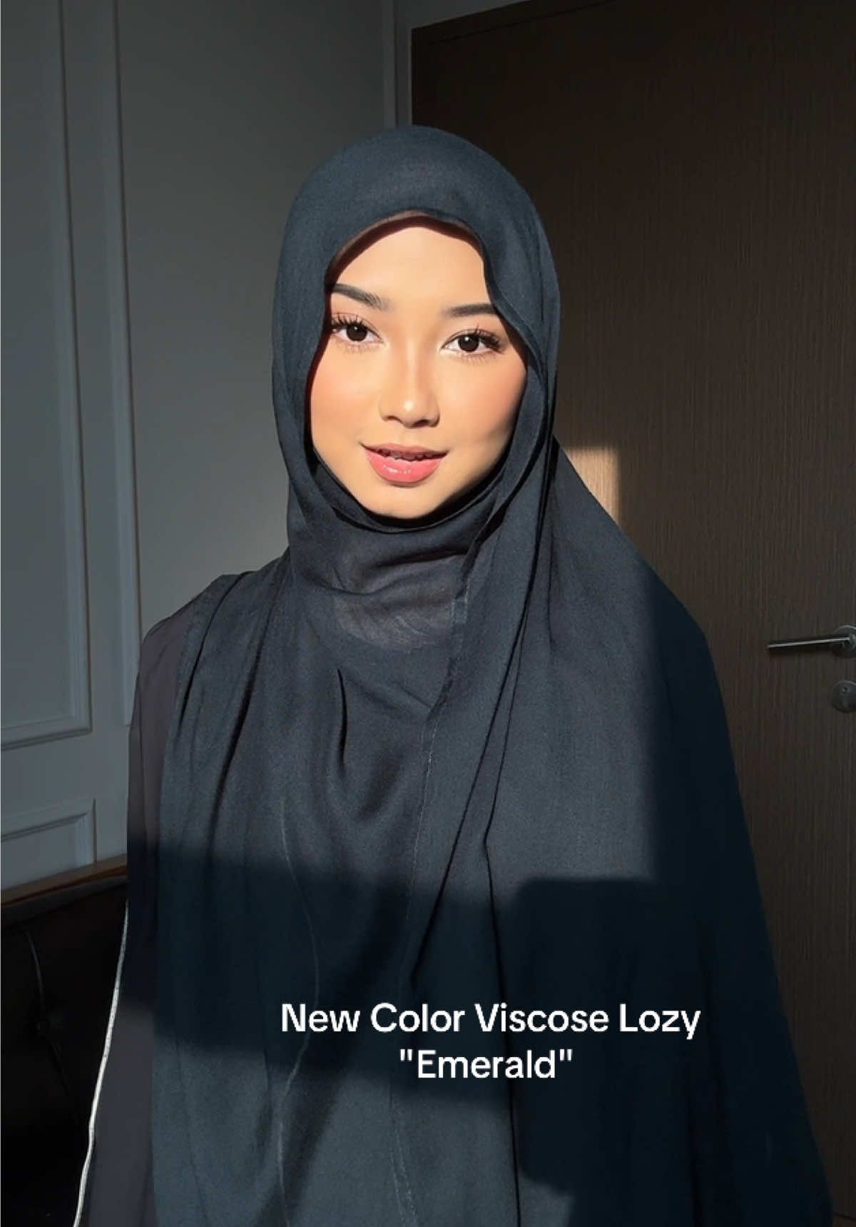 warna emerald ini bener bener bikin cakep banget di kulitku 🤎 #lozyhijab #lozyviscose #nourshawl #rekomendasiviscose #pinmagnethijab 
