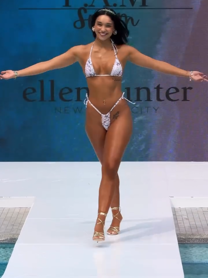 #bikini #swemwearfashion #bikinifashionshow #❤️🥰🤩🤩❤️😏😏💕 