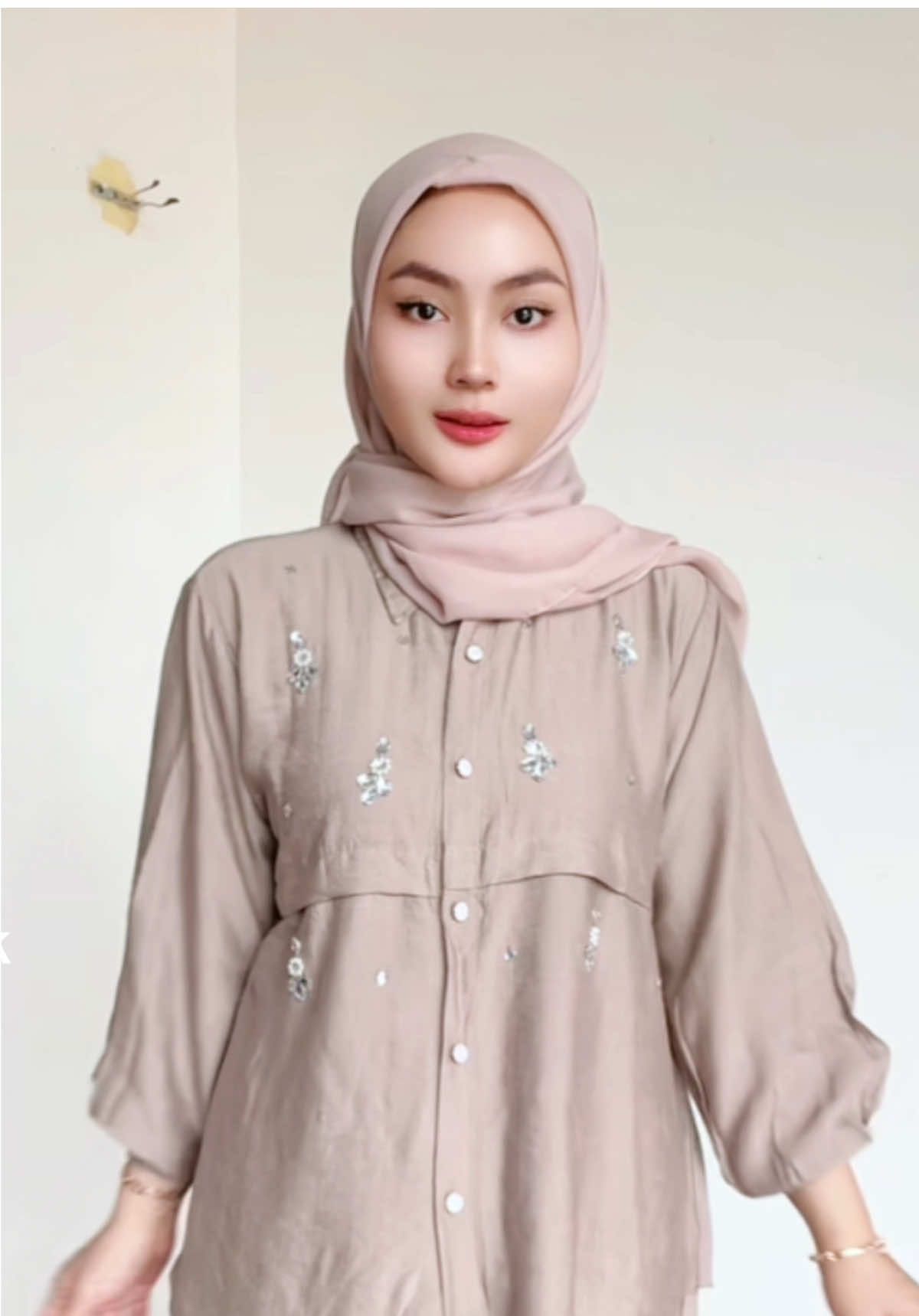 Set kemeja rok payet swarovsky premium secantik inii 🥹🫶🏻🫶🏻 #onesethijab #onesetkemejadanrok #blousewanita #payetswarovski #blouseswarovski 