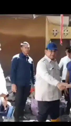 Setelah pulang dari kunjungan kerja di Timur Tengah, Presiden Prabowo Subianto langsung menjenguk korban banir di Bali. #prabowosubianto #presidenindonesia🇮🇩🇮🇩🇮🇩 #denpasarbali❤️❤️❤️😍😍😍 #kotabali  Peninjauan Prabowo terhadap korban dampak banjir di Bali ini disiarkan kanal YouTube Sekretariat Presiden, Sabtu (13/9/2025). #