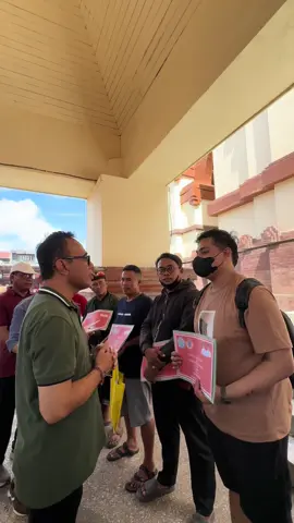 TERKINI!!! Walikota Denpasar I.G.N. Jaya Negara menyerahkan bantuan sebesar Rp 15 juta kepada korban terdampak banjir sebagai wujud duka cita dan kepedulian Pemerintah Kota Denpasar kepada warganya. Semoga bantuan ini dapat meringankan beban, menyuntikkan semangat serta menjadi  penguat di tengah masa sulit. ✨ Denpasar pulih, mari kita bangkit kembali! Cc @joyful.denpasar  #DenpasarPulih #BaliBangkit #TanggapDarurat