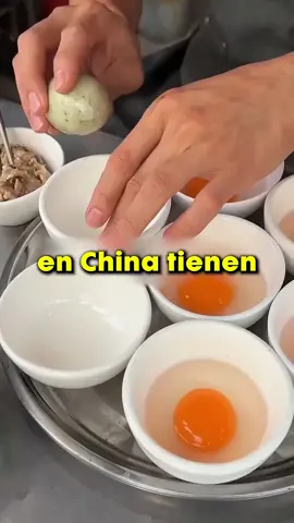 En China tienen este huevo muy singular donde rellenan la yema cruda con mariscos 🥚🦐. Primero el chef hace un agujero y mete un camarón, luego vieira y hasta carne de cerdo 🤯. Quizás pienses que será un desastre, pero el resultado final te dejará boquiabierto. ¿Te atreverías a probarlo? 👀🍴 #rexo #datoraro #ComidaExótica #ChinaFood #FoodChallenge Disclaimer:This information is taken from the internet which may or may not be true we do not want to spread any fake news. The content provided by this channel is meant for EDUCATIONAL PURPOSE only. Copyright Disclaimer:- Under section 107 of copyright Act 1976, allowance is made for FAIR USE for purpose such a criticism, comment, news reporting, teaching, scholarship and research. Fair use is as permitted by copyright statues that might otherwise be infringing. Non-profit, educational or personal use tips the balance in favor of FAIR USE. 
