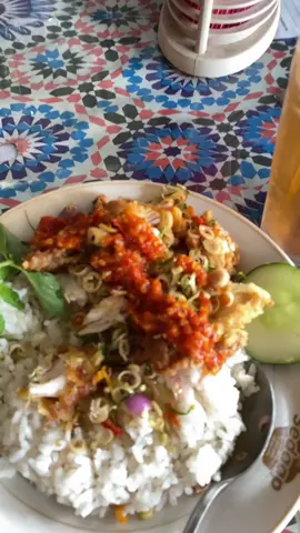 🔥 Ayam Geprek cuma Rp10.000 per porsi! 🔥 Pilih pedas favoritmu: sambal matah segar 🌶 atau sambal original mantap 🌶. ✨ Setiap porsi DAPET GRATIS es teh 🍹. ✨ Ada juga salad buah segar 🥗 buat penutup manis & sehat. 📍 Sekarang kami pindah ke lokasi baru: (Lihat di akhir video) 🚀 Kabar gembira! Sekarang juga tersedia di GrabFood 👉 tinggal klik, pesanan langsung sampai ke rumahmu. Harga hemat, rasa mantap, tinggal order gampang! #kupang #ayamgeprek #kulinerkupang #geprek 