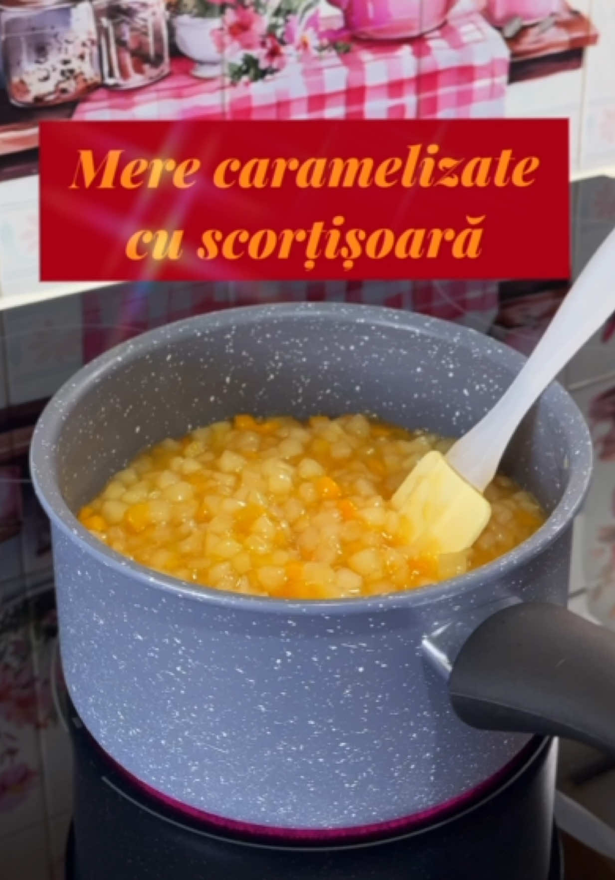 🍏 Mere caramelizate cu scorțișoară (pentru 2-3 porții) Ingrediente: 	•	3-4 mere (de preferat mai tari – Golden, Granny Smith, Idared) 	•	2 linguri de unt 	•	3-4 linguri de zahăr brun (sau alb, dacă nu ai) 	•	1 linguriță de scorțișoară măcinată 	•	1 lingură de miere (opțional, pentru gust mai bogat) 	•	1 praf de sare 	•	1 linguriță de suc de lămâie (opțional – previne oxidarea) ⸻ Mod de preparare: 	1.	Pregătește merele 	•	Curăță merele de coajă (opțional). 	•	Scoate cotorul și taie-le în cubulețe de aproximativ 1-2 cm. 	•	Dacă le pregătești dinainte, stropește-le cu suc de lămâie ca să nu se înnegrească. 	2.	Caramelizarea 	•	Într-o tigaie antiaderentă, topește untul la foc mediu. 	•	Adaugă zahărul brun și amestecă până începe să se topească și să devină un caramel ușor. 	3.	Gătește merele 	•	Adaugă cubulețele de mere în tigaie. 	•	Presară scorțișoara și un praf de sare. 	•	Gătește 5-8 minute, amestecând din când în când, până când merele devin moi, dar nu terciuite, iar sosul devine ușor lipicios. 	4.	Finalizează 	•	Dacă îți place mai dulce, adaugă mierea la final și amestecă ușor. 	•	Servește calde, simple sau peste clătite, iaurt, înghețată sau terci de ovăz. #dessert #fyp #forupage #viralditiktok #bakingtime 