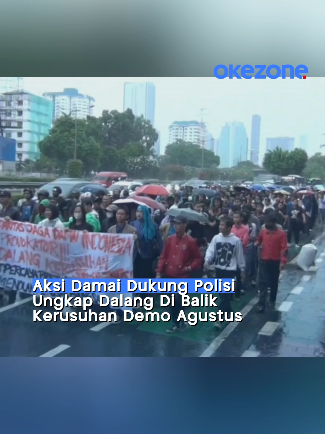 Ratusan orang dari berbagai unsur, seperti pengemudi ojek online, mahasiswa, pelajar, pemuda, dan wanita, menggelar aksi damai di depan Gedung DPR RI, Jakarta Pusat, Jumat (12/9/2025) sore. Aksi yang berlangsung di bawah guyuran hujan deras ini digelar sebagai bentuk keprihatinan atas demonstrasi akhir Agustus lalu yang berujung ricuh dan anarkis. Massa yang tergabung dalam Aliansi Masyarakat Solidaritas Indonesia dan Komite Nasional Perempuan Indonesia juga membagikan bunga kepada petugas serta pengguna jalan. Selain mengecam keras aksi anarkis dalam penyampaian pendapat di muka umum, para peserta aksi menyatakan dukungan penuh kepada pihak kepolisian. Mereka mendorong aparat agar segera menuntaskan penyelidikan dan mengungkap aktor intelektual di balik kerusuhan pada unjuk rasa yang terjadi pada akhir Agustus tersebut. #okezonecom #okezone #demo #damai #DPR #polisi