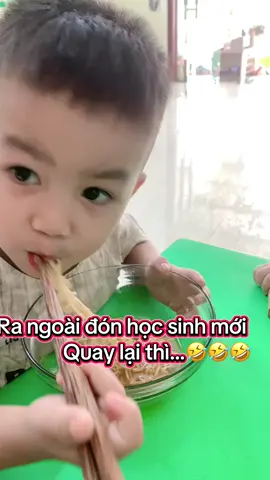 Một bát mì tôm giản dị… nhưng chứa cả niềm vui tuổi học trò. Tuổi thơ bạn có từng hạnh phúc chỉ vì một bát mì như thế này không? 🥢#nugioi #mamnon #cogiaomamnon #hocsinh #xuhuong  @Cô Nhung mầm non 