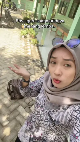 Wkwk..jalanya lgsung agak sombong dikit🤣🤣#gurusd #fyp #guru #capcut 