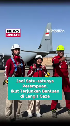 Meylinda Ayu Syahrani (21), mahasiswi asal Sidoarjo yang kini menempuh pendidikan S1 Ushul Fiqh di University of Jordan, mencatat pengalaman bersejarah sebagai satu-satunya perempuan Indonesia yang ikut dalam misi airdrop bantuan kemanusiaan ke Gaza. Pada 25 Agustus 2025, Mey terbang dengan pesawat Hercules bersama 11 relawan dan personel TNI AU dari Pangkalan Udara King Abdullah II, Zarqa, Yordania. Awalnya, misi ini hanya dibuka untuk laki-laki karena dinilai membutuhkan tenaga fisik, namun kemudian perempuan juga diperbolehkan bergabung. Mey lolos sebagai relawan yang bertugas mendokumentasikan proses penurunan bantuan. Ia menggambarkan perasaan campur aduk saat berada di pesawat dan melihat kondisi Gaza dari udara. Bangunan-bangunan terlihat hancur, bahkan dari kejauhan hanya tampak seperti hamparan hitam yang sulit dikenali. Selama 17 hari, yakni 15–31 Agustus 2025, TNI AU melalui Satgas Garuda Merah Putih II mengirimkan 91,4 ton bantuan berupa makanan, air, dan obat-obatan dengan tiga pesawat Super Hercules. Pengiriman airdrop menjadi langkah darurat menyusul krisis kemanusiaan dan ancaman kelaparan akibat blokade Israel. Meski Israel akhirnya membuka akses terbatas untuk bantuan, sebagian negara, termasuk Indonesia, tetap menyalurkan lewat udara. 📸: Dok. Tim Peduli, Tim Media Satgas. Follow WhatsApp Channel kumparan untuk dapat Informasi terpercaya dikirim langsung ke WhatsApp kamu. Ketik kum.pr/WAchannel di browser kamu sekarang, agar bisa share informasi tanpa ragu. #newsupdate #update #news #svl #gaza         