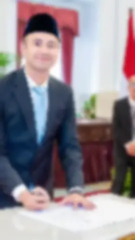 Isu reshuffle kabinet Presiden Prabowo kembali jadi sorotan. Setelah Menpora Dito Ariotedjo dicopot pada 8 September 2025, sejumlah nama mulai dikaitkan sebagai penggantinya. Salah satunya yang mengejutkan adalah Raffi Ahmad, yang kini menjabat Utusan Khusus Presiden Bidang Pembinaan Generasi Muda dan Pekerja Seni. Dengan kiprahnya di dunia hiburan, bisnis, dan olahraga lewat RANS Nusantara FC, Raffi masuk dalam spekulasi calon Menpora. Namun, Raffi menegaskan belum punya ambisi menjadi menteri. Selain Raffi, nama Moreno Soeprapto dan Puteri Anetta Komarudin juga ikut disebut. 👉 Menurut kamu, cocok nggak Raffi Ahmad jadi Menpora? Atau ada sosok lain yang lebih tepat? Tulis pendapatmu di kolom komentar! #BeritaTerkini #PrabowoSubianto #RaffiAhmad #KabinetPrabowo #Menpora 