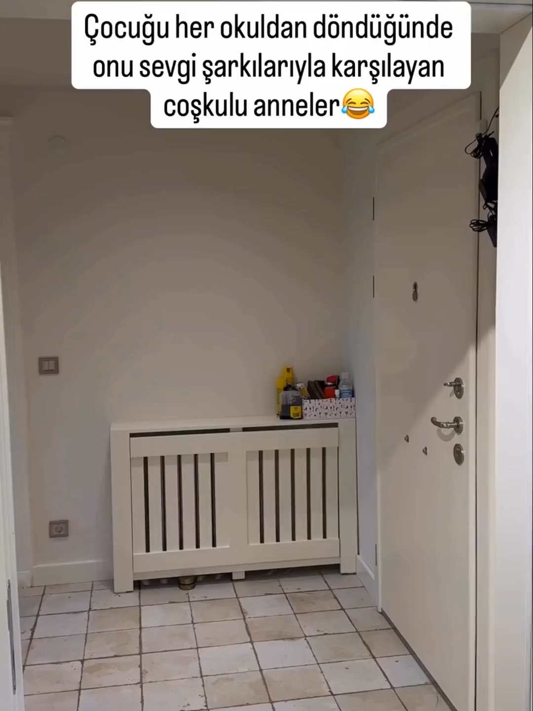 🛎Oyuncu Yasemin Sakallıoğlu'ndan yeni paylaşım: 💬'Annelerin kendine engel olamadıkları sevgi besteleri😂' #yaseminsakallıoğlu #komedyen #oyuncu #okul #öğrenci