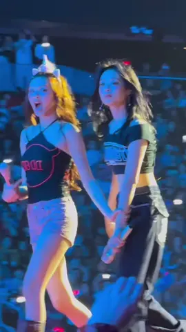 Awww chiyeon😍 #HELLOMONSTERS_in_SEATTLE  #BABYMONSTER #CHIQUITA #AHYEON #fyp 