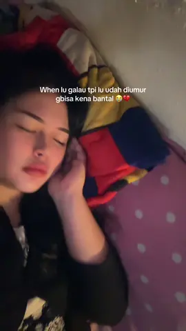Nangis dikit ketiduran gjadi galau  njrittt😭